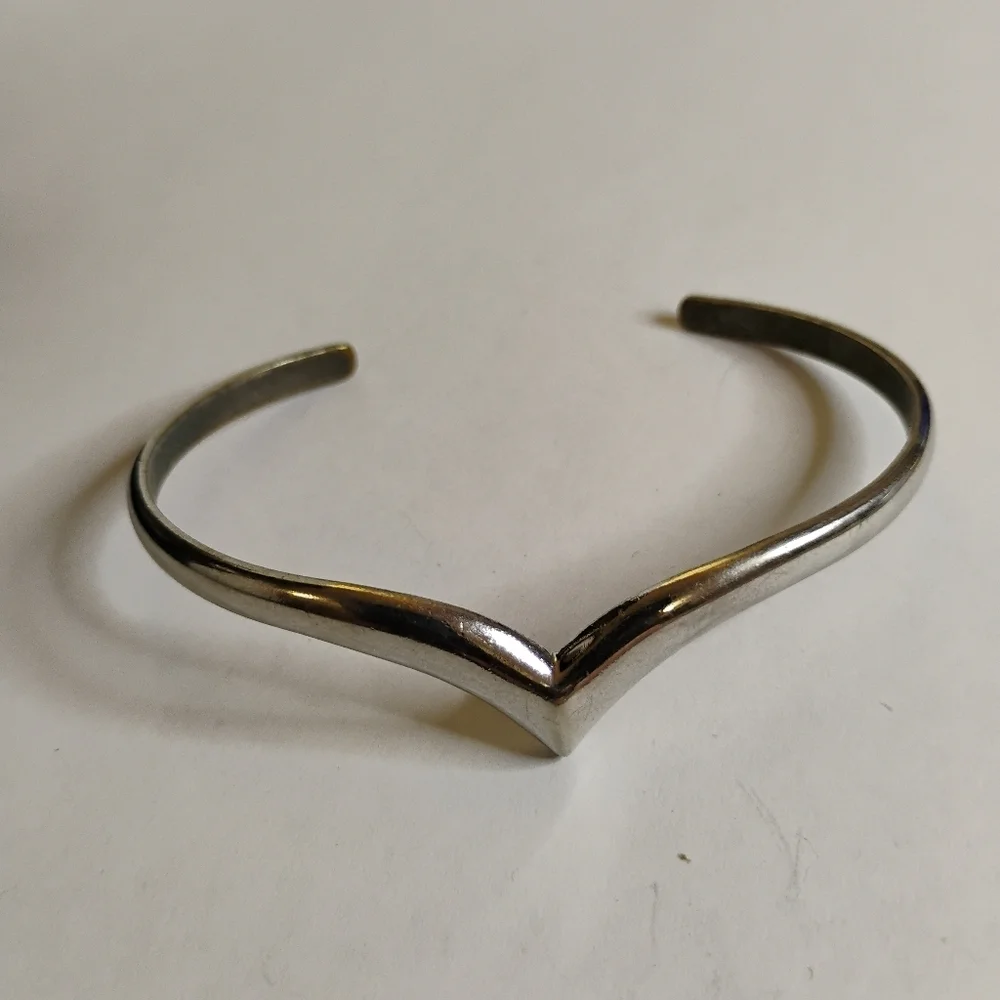Signed Vintage Silver Tone Avon V design‎ Cuff